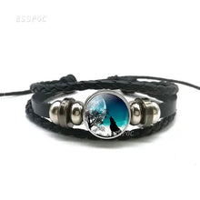 Cargar imagen en el visor de la galería, Handmade leather wolf bracelet with moon design, high-quality craftsmanship, premium materials, stylish accessory for a bold look.