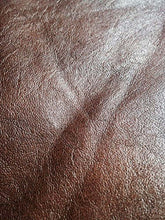 Cargar imagen en el visor de la galería, Close-up of a brown cowhide leather, ideal for soft garments and accessories, chrome tanned, 8x11 inches, 0.8-1.2mm thick for leather crafts.