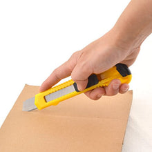 Cargar imagen en el visor de la galería, Person using eZthings Heavy Duty 9mm snap-off blade box cutter on cardboard.