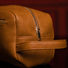 Charger l&#39;image dans la galerie, Brown Leather Toiletry Bag
