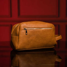 Charger l&#39;image dans la galerie, Brown Leather Toiletry Bag
