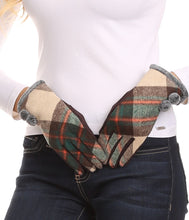 Charger l&#39;image dans la galerie, Valy Classic Winter Checker Patterned Faux Fur Pom Pom Touch Screen Gloves

