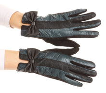 Charger l&#39;image dans la galerie, Liya Classic Warm Driving Touch Screen Capable Stretch Gloves Fleece Lined
