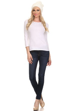 Charger l&#39;image dans la galerie, Woman wearing a white cable knit beanie with large pom pom, paired with a white top and jeans, standing in a casual pose.
