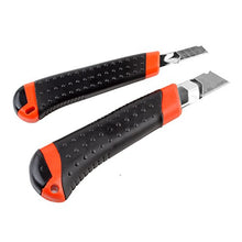 Cargar imagen en el visor de la galería, eZthings Heavy Duty 9mm Snap Off Blades Box Cutters for cutting wallpaper, vinyl, and leather, featuring black handles with red accents.
