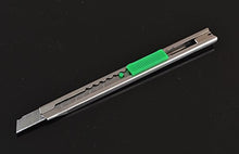 Cargar imagen en el visor de la galería, eZthings Heavy Duty 9mm Snap Off Blade Box Cutter with green auto-lock feature for cutting wallpaper, vinyl, leather, and more.
